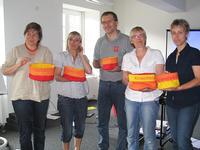 Die symbolische Aufnahme von Kinaesthetics Rumänien in die EKA. - Entsprechend des Brauches bei Neueinzug Brot und Salz zu schenken, bekommt auch Kinaesthetics Rumänien einen Kinaesthetics-Brotkorb.